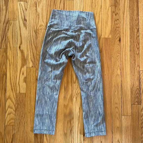 Lululemon sz 4 Wunder Under Crop Hi-Rise 21" Luon Arrow Jacquard Silver - Picture 5 of 6
